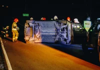 Fiat wypadł z jezdni i dachował - zdjęcie główne