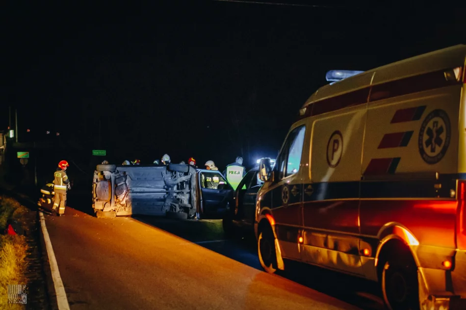 Fiat wypadł z jezdni i dachował - zdjęcie 2