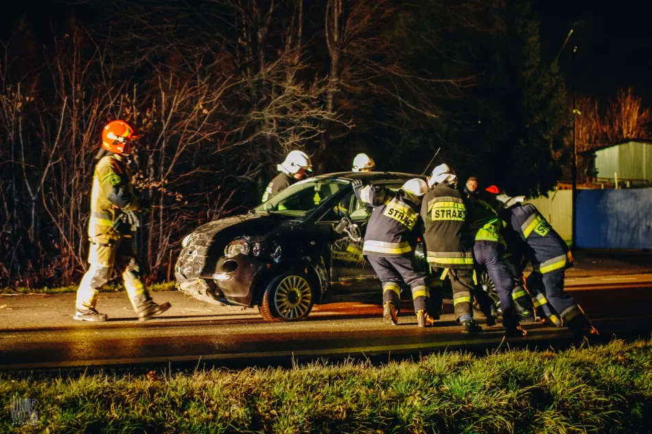 Fiat wypadł z jezdni i dachował - zdjęcie 13