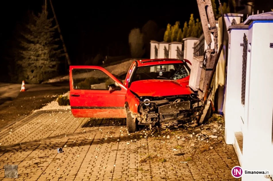 Samochód uderzył w słup. Dwie osoby poszkodowane (wideo) - zdjęcie 2