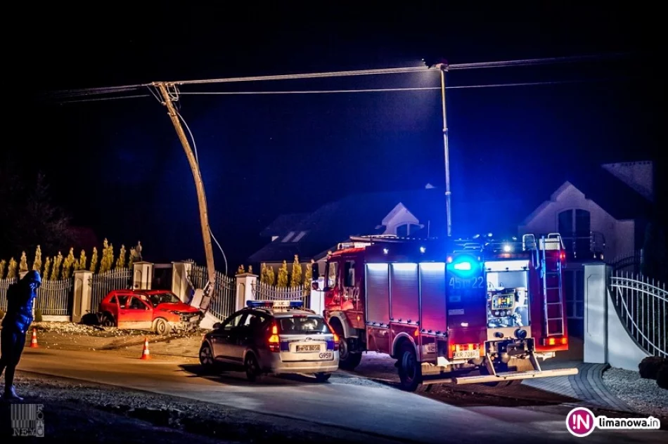 Samochód uderzył w słup. Dwie osoby poszkodowane (wideo) - zdjęcie 3
