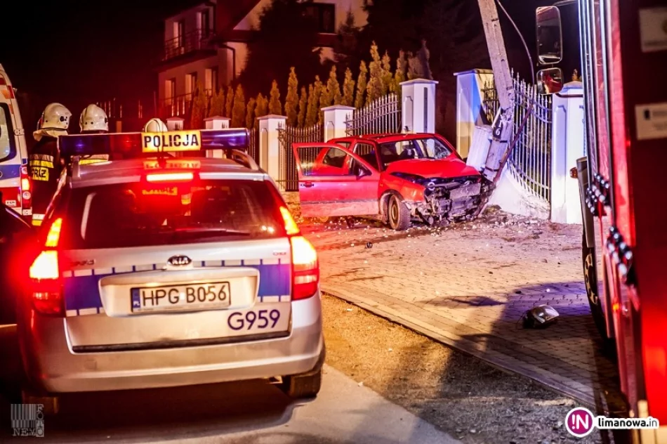 Samochód uderzył w słup. Dwie osoby poszkodowane (wideo) - zdjęcie 4