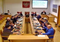 Miejscy radni "głosują jak w Sejmie – do skutku". Nie dla płatnego parkowania przy DK 28 - zdjęcie główne