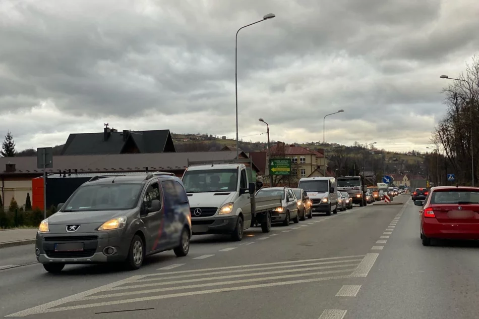 Drogowcy poprawiają studzienki - tworzą się korki - zdjęcie 2