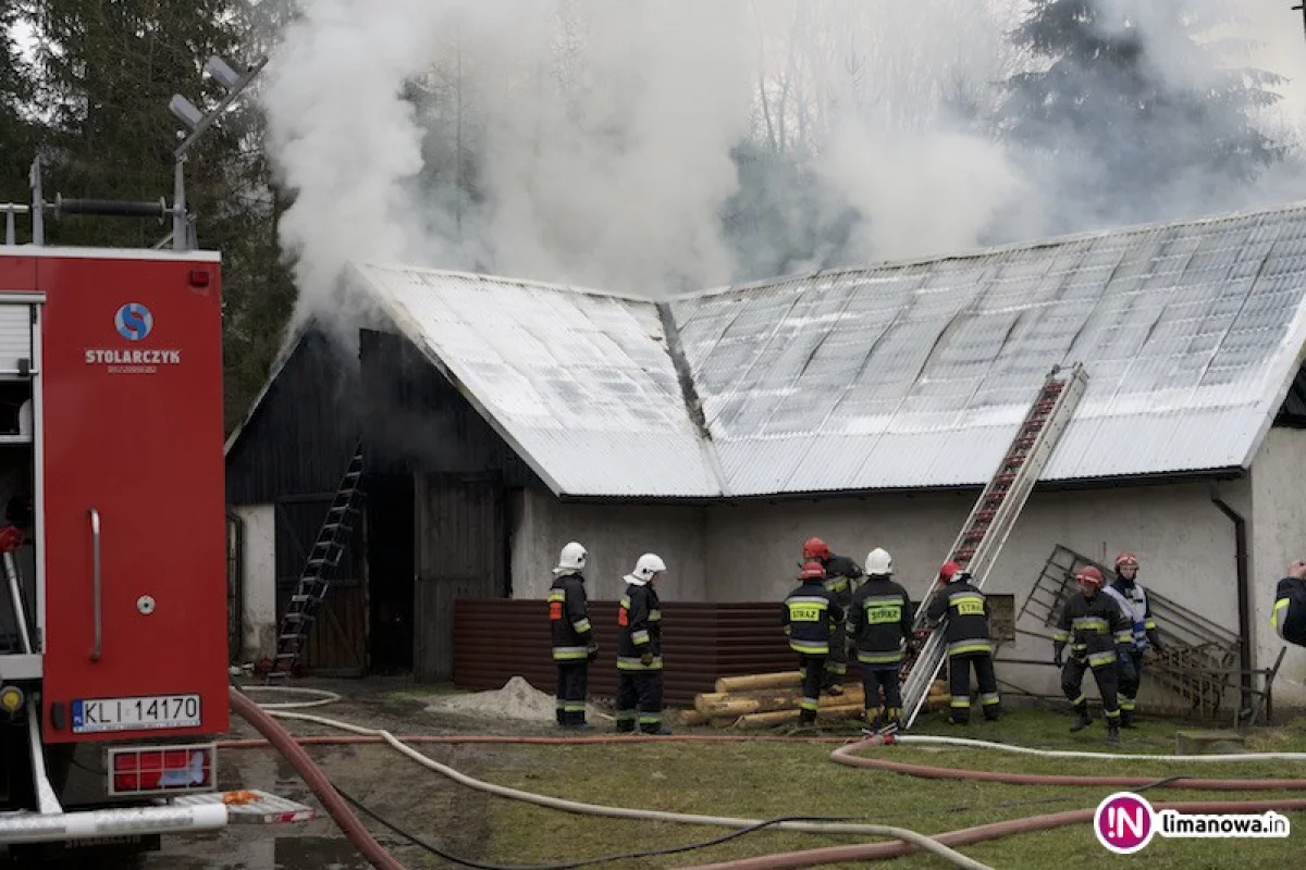 Pożar samochodu zaparkowanego w budynku gospodarczym