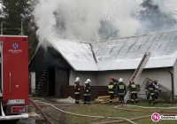 Pożar samochodu zaparkowanego w budynku gospodarczym - zdjęcie główne