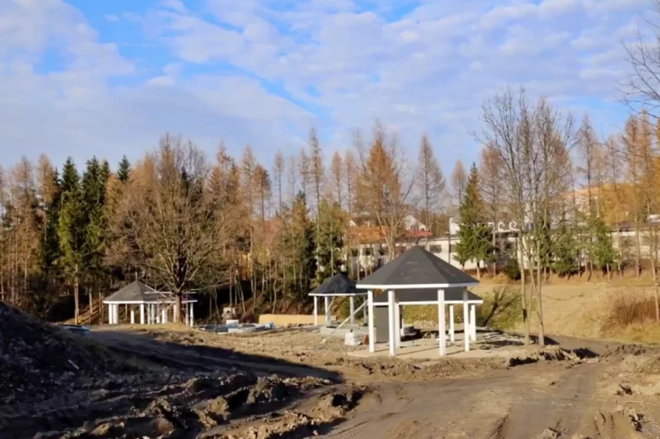 W parku powstają atrakcje - pumptrack, siłownie i miejsca biwakowe - zdjęcie 9