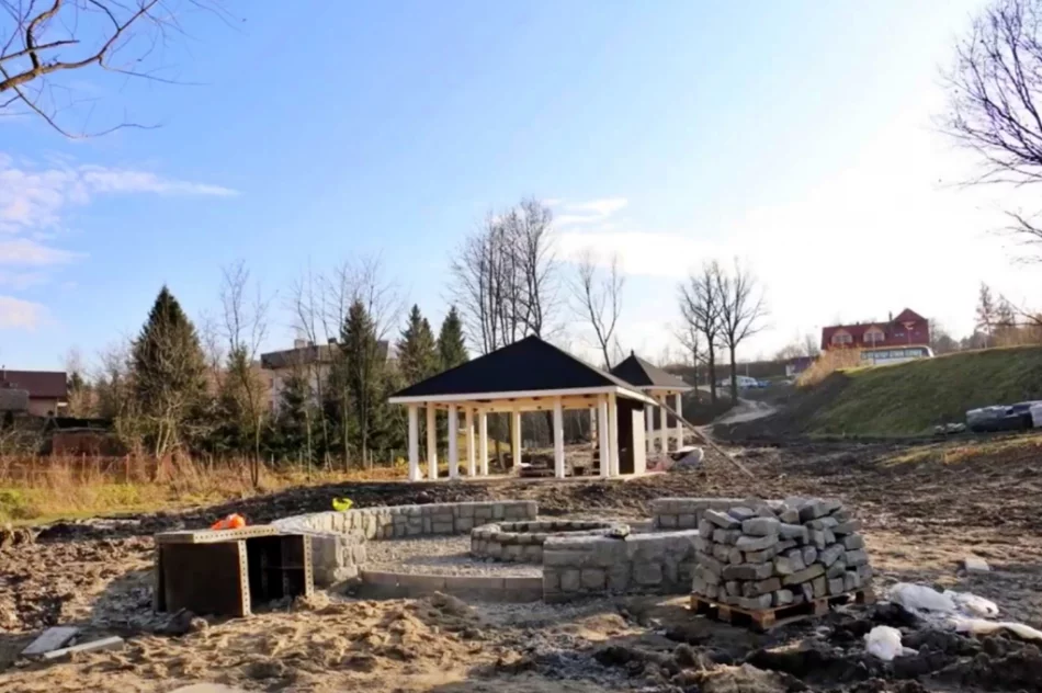 W parku powstają atrakcje - pumptrack, siłownie i miejsca biwakowe - zdjęcie 4