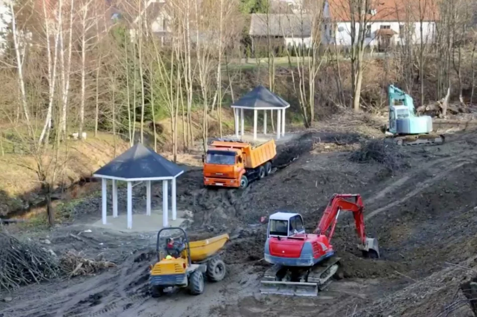 W parku powstają atrakcje - pumptrack, siłownie i miejsca biwakowe - zdjęcie 7