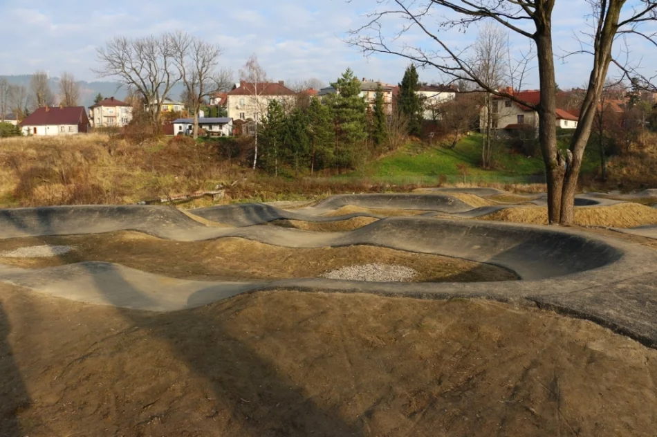 W parku powstają atrakcje - pumptrack, siłownie i miejsca biwakowe - zdjęcie 19