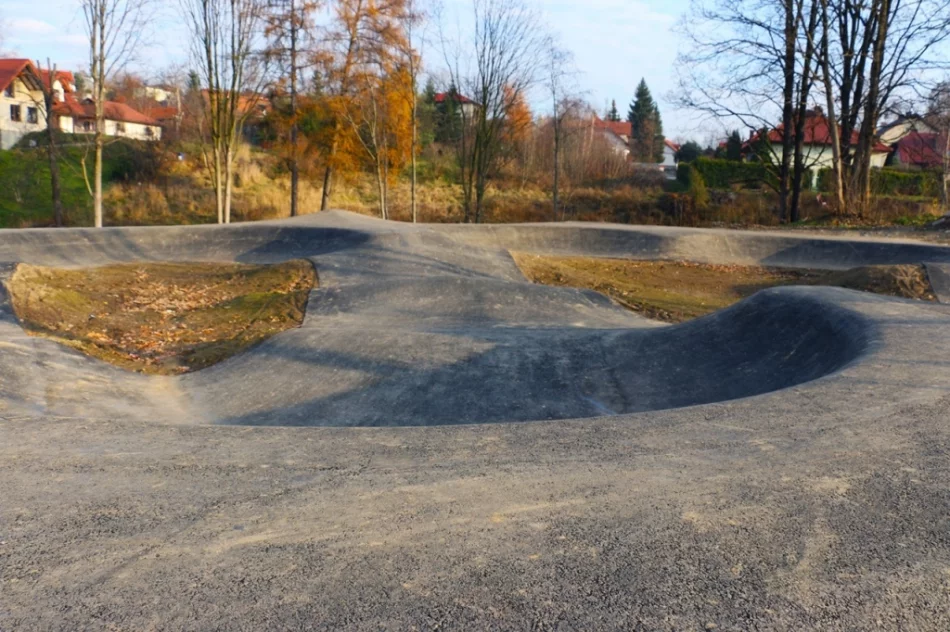 W parku powstają atrakcje - pumptrack, siłownie i miejsca biwakowe - zdjęcie 20