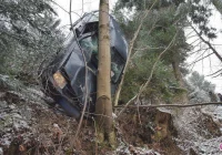 Mystków – samochód zawisnął nad przepaścią - zdjęcie główne