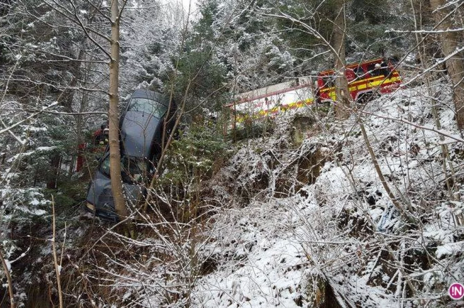 Mystków – samochód zawisnął nad przepaścią - zdjęcie 2