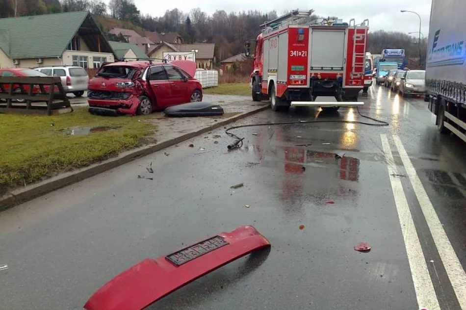 Na Witosa autobus zderzył się z samochodem osobowym - zdjęcie 2