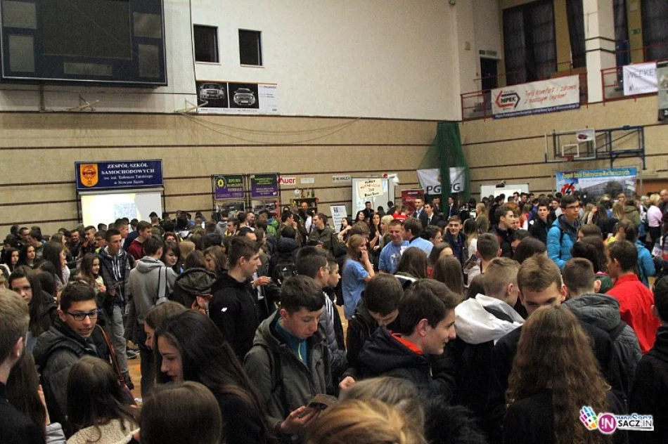 Za nami Giełda Szkół Ponadgimnazjalnych - tłumy uczniów w hali MOSiR - zdjęcie 2