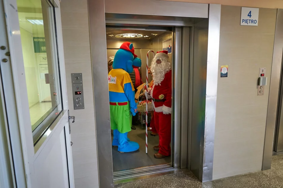 Św. Mikołaj odwiedził dzieci w szpitalu - zdjęcie 4