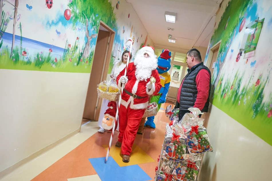 Św. Mikołaj odwiedził dzieci w szpitalu - zdjęcie 6