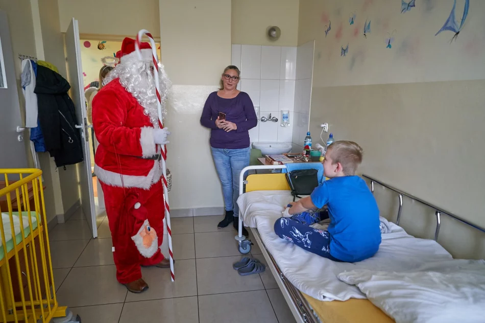 Św. Mikołaj odwiedził dzieci w szpitalu - zdjęcie 7