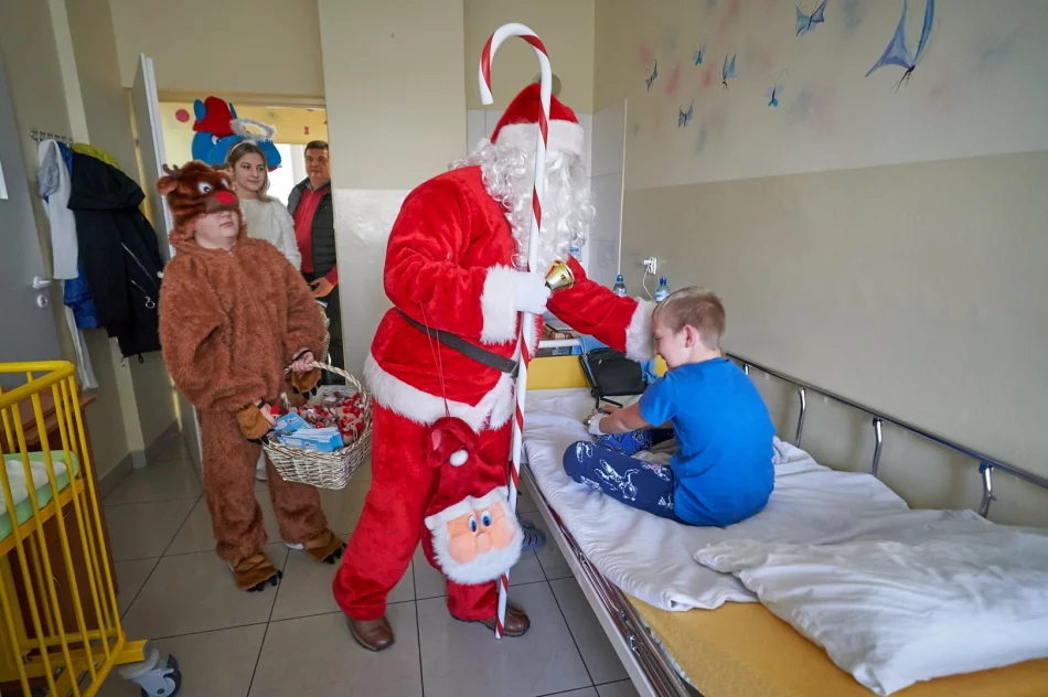 Św. Mikołaj odwiedził dzieci w szpitalu - zdjęcie 8
