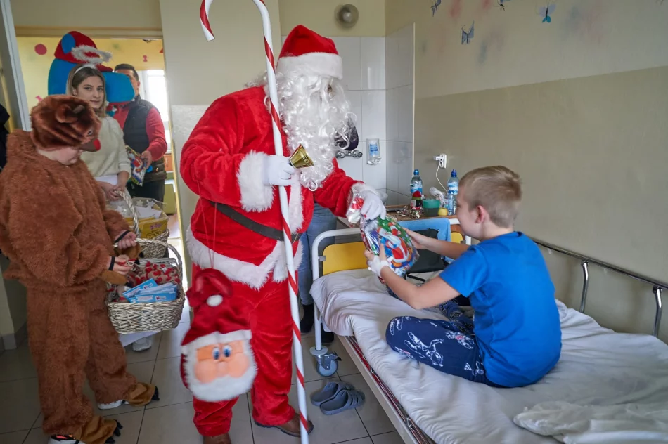 Św. Mikołaj odwiedził dzieci w szpitalu - zdjęcie 9