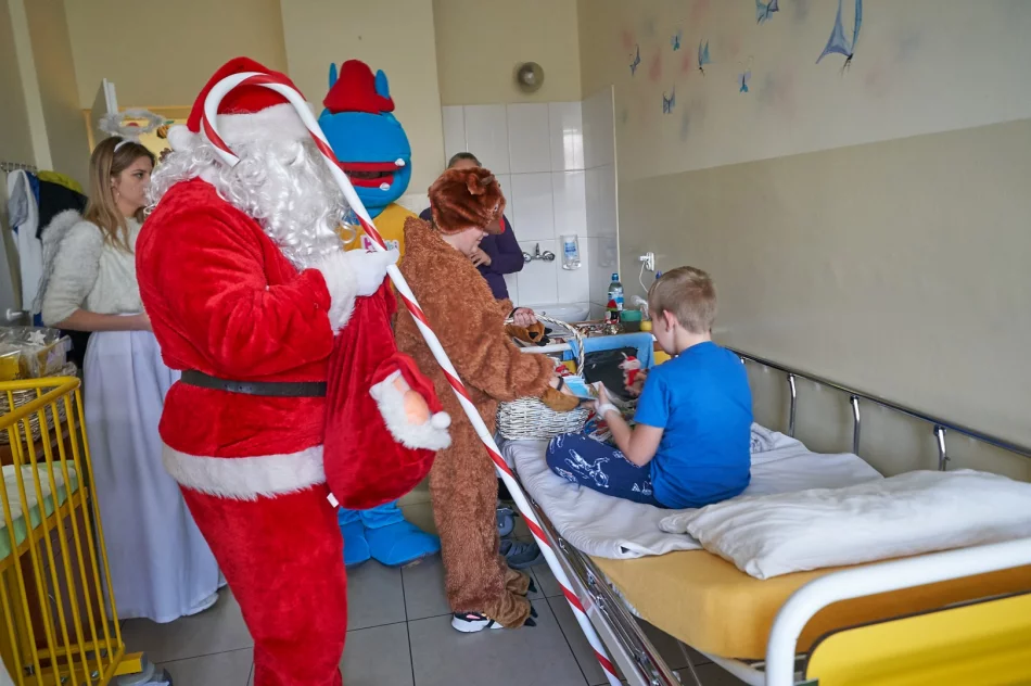 Św. Mikołaj odwiedził dzieci w szpitalu - zdjęcie 10