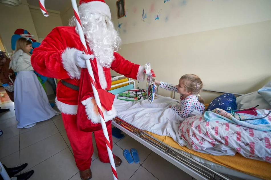 Św. Mikołaj odwiedził dzieci w szpitalu - zdjęcie 11