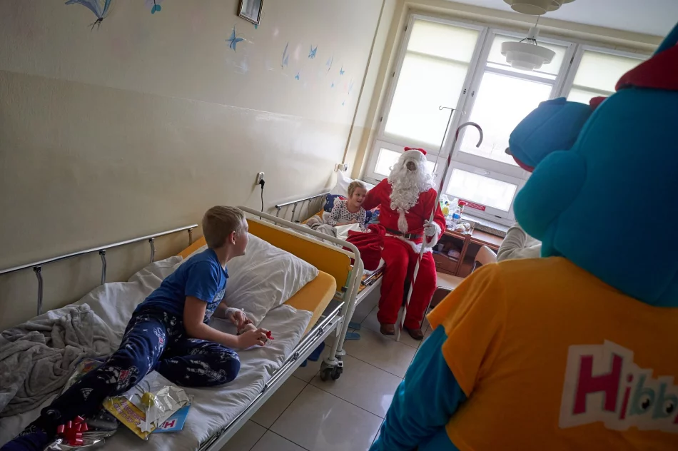 Św. Mikołaj odwiedził dzieci w szpitalu - zdjęcie 12