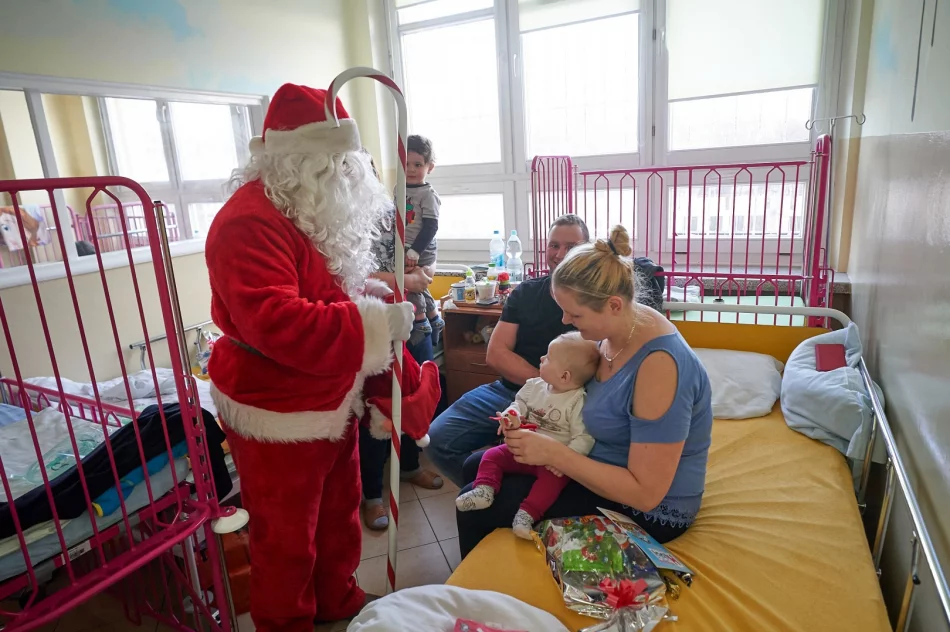 Św. Mikołaj odwiedził dzieci w szpitalu - zdjęcie 14