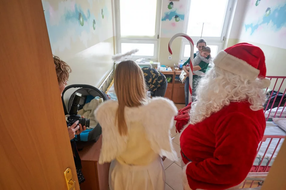 Św. Mikołaj odwiedził dzieci w szpitalu - zdjęcie 15