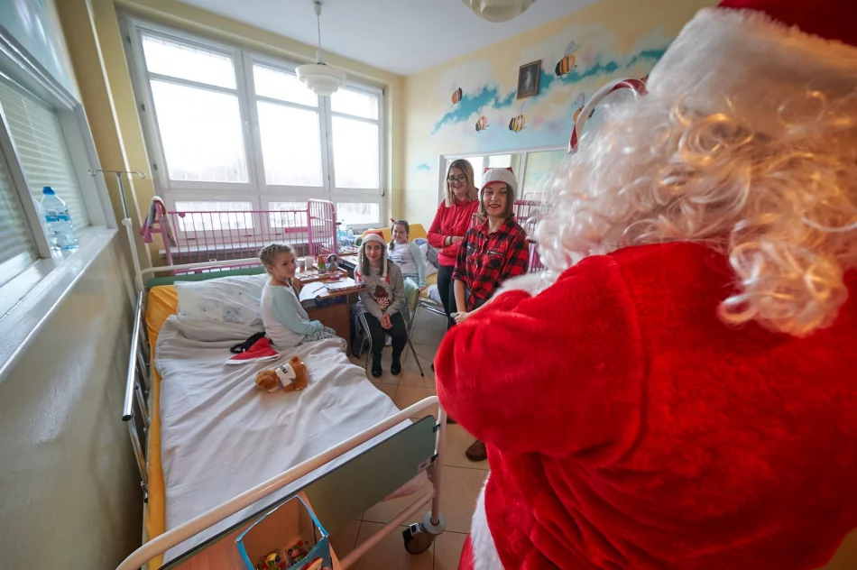 Św. Mikołaj odwiedził dzieci w szpitalu - zdjęcie 16