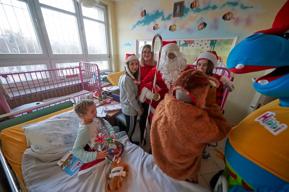 Św. Mikołaj odwiedził dzieci w szpitalu - zdjęcie 17