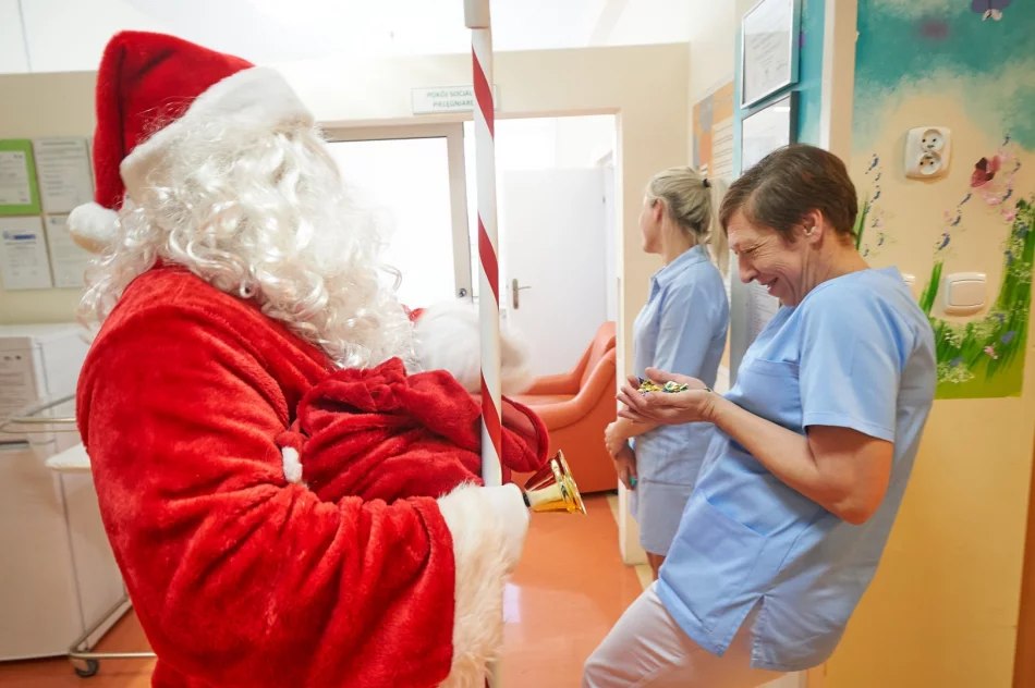 Św. Mikołaj odwiedził dzieci w szpitalu - zdjęcie 19