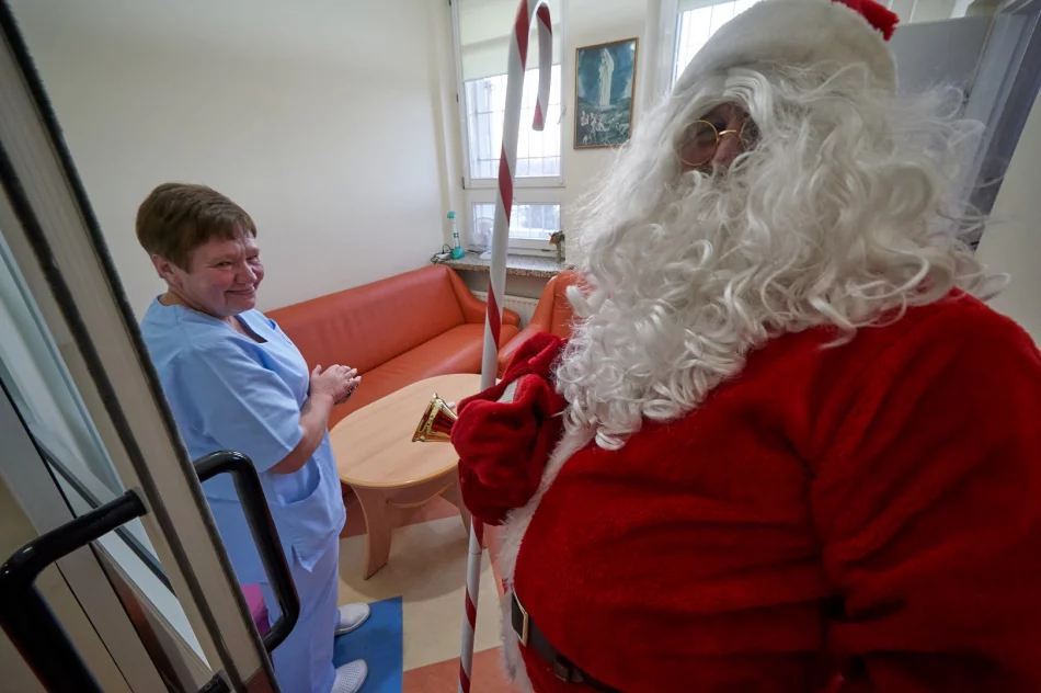 Św. Mikołaj odwiedził dzieci w szpitalu - zdjęcie 20