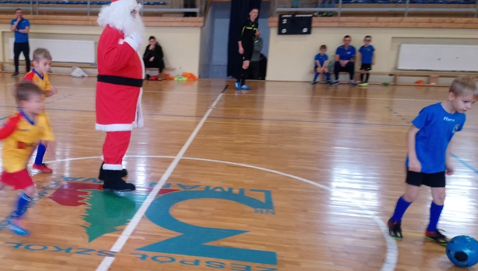 Maraton piłkarski, akcja charytatywna podczas walki „O czapkę Świętego Mikołaja”. - zdjęcie 1