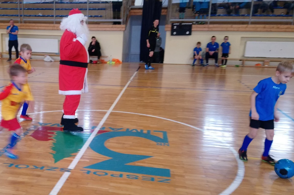 Maraton piłkarski, akcja charytatywna podczas walki „O czapkę Świętego Mikołaja”.