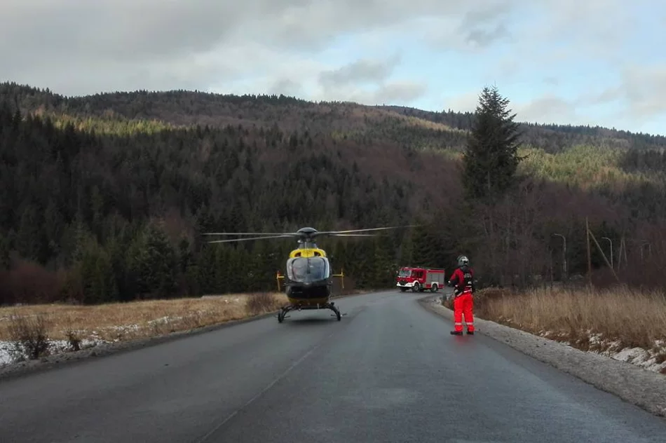 Śmigłowiec LPR wylądował na drodze i zabrał do szpitala nieprzytomnego 42-latka - zdjęcie 4