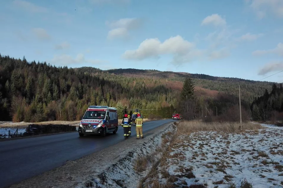 Śmigłowiec LPR wylądował na drodze i zabrał do szpitala nieprzytomnego 42-latka - zdjęcie 7