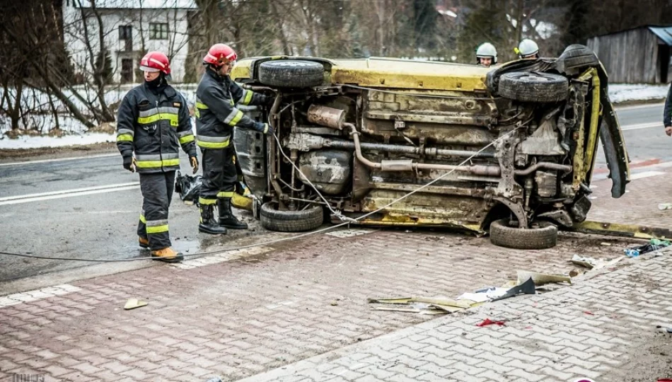 Dachowanie auta- dwie osoby trafiły do szpitala - zdjęcie 1