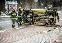 Dachowanie auta- dwie osoby trafiły do szpitala - zdjęcie główne