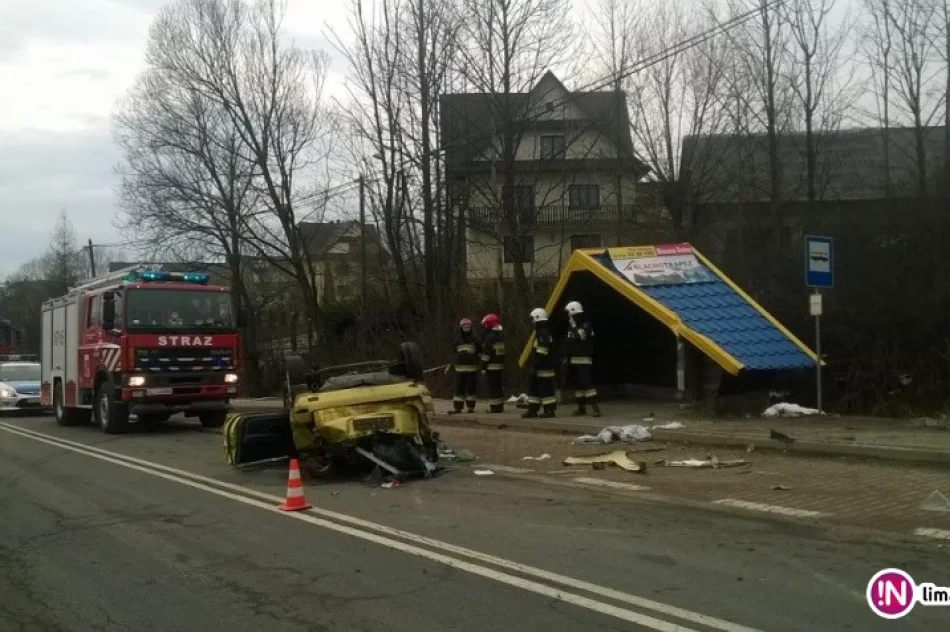 Dachowanie auta- dwie osoby trafiły do szpitala - zdjęcie 2