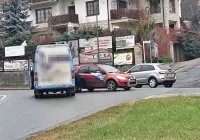 Samochód zderzył się z kursowym busem - zdjęcie główne