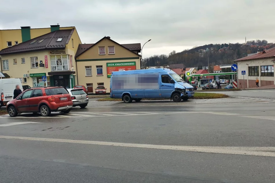 Samochód zderzył się z kursowym busem - zdjęcie 2