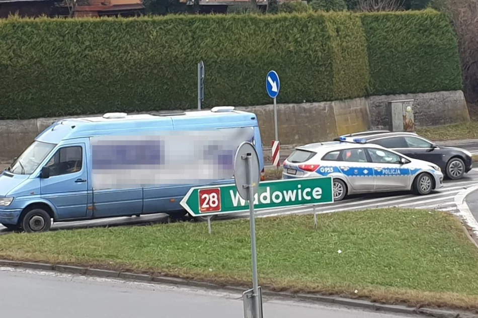 Samochód zderzył się z kursowym busem - zdjęcie 3