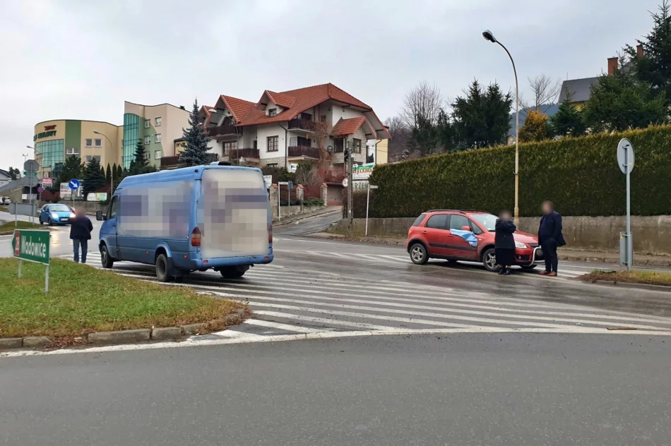 Samochód zderzył się z kursowym busem - zdjęcie 4