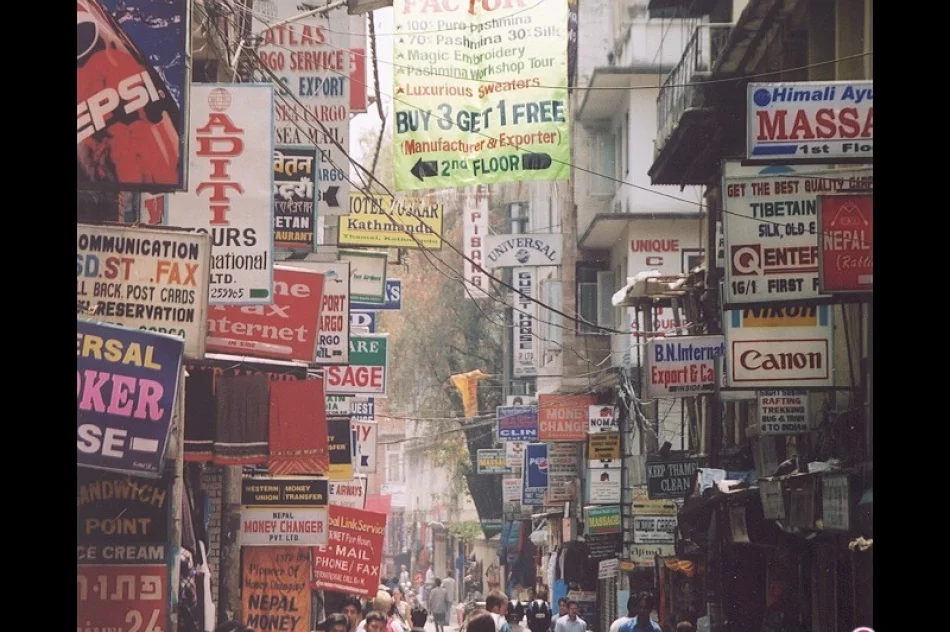 Zamek zapakowany w baner - zdjęcie 2