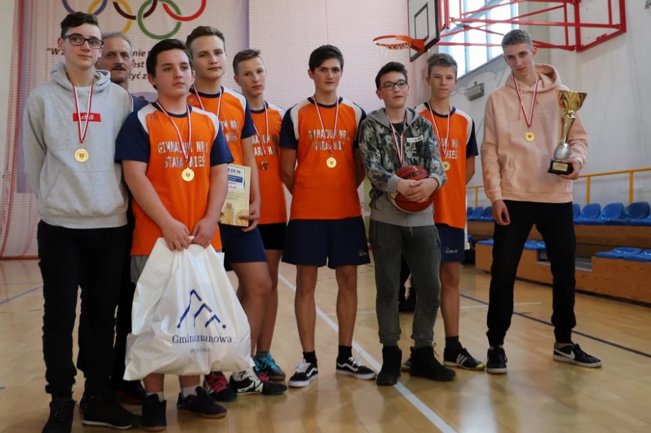 Znani Mistrzowie Gminy w Piłce Koszykowej - Igrzyska Młodzieży Szkolnej - zdjęcie 3