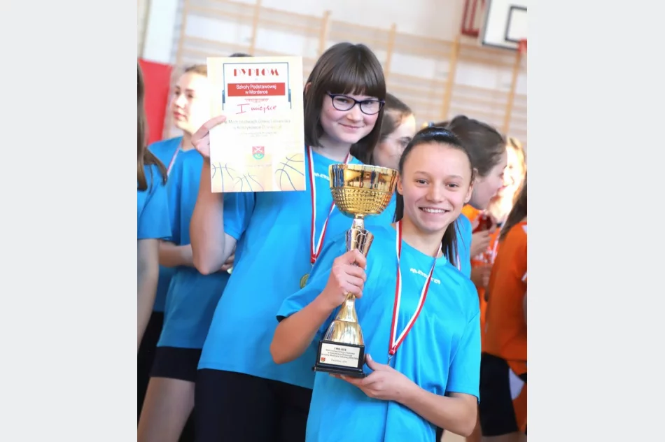 Znani Mistrzowie Gminy w Piłce Koszykowej - Igrzyska Młodzieży Szkolnej - zdjęcie 5