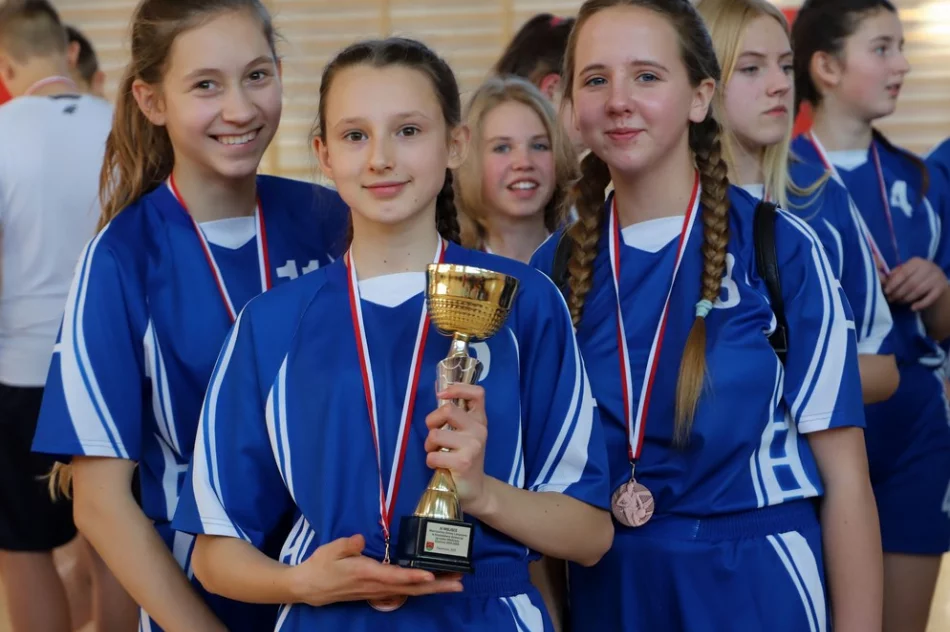 Znani Mistrzowie Gminy w Piłce Koszykowej - Igrzyska Młodzieży Szkolnej - zdjęcie 7