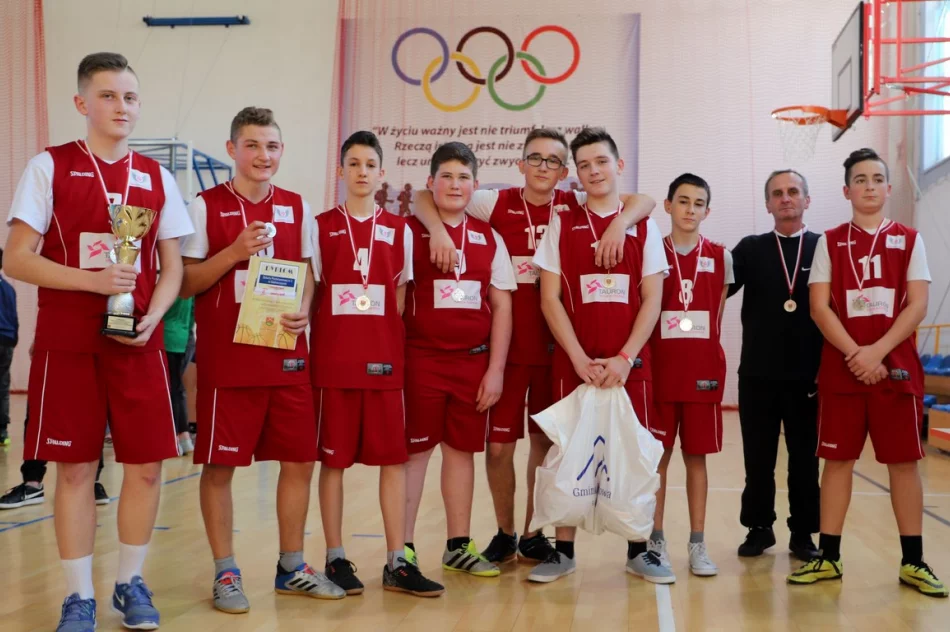 Znani Mistrzowie Gminy w Piłce Koszykowej - Igrzyska Młodzieży Szkolnej - zdjęcie 8