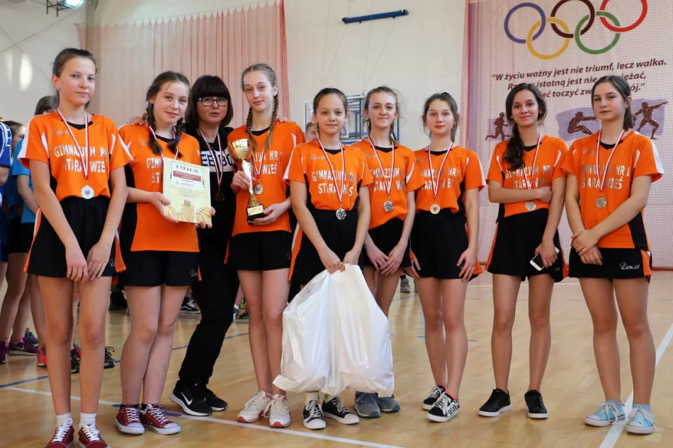 Znani Mistrzowie Gminy w Piłce Koszykowej - Igrzyska Młodzieży Szkolnej - zdjęcie 10